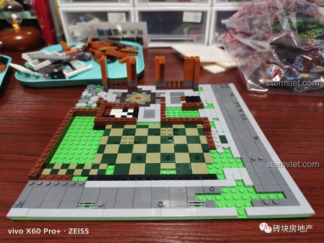 Phần nền tầng trệt của Quán Cà Phê Góc Phố 16004 đã hoàn thành với sàn caro và vỉa hè.