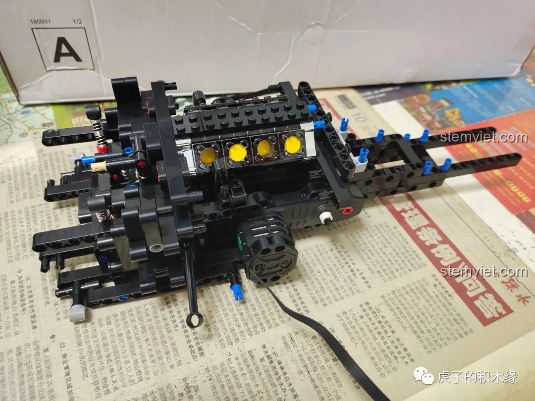 Hoàn thành phần đầu tiên của quá trình lắp ráp Mould King 13108, bao gồm khung trước và khối động cơ V8.