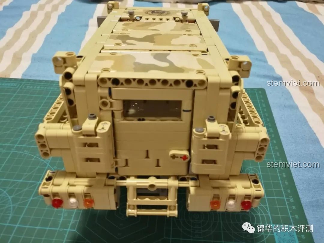 Góc nhìn từ phía sau của xe Marauder sau khi hoàn thành túi số 5, bộ xếp hình Quái thú bọc thép Marauder.