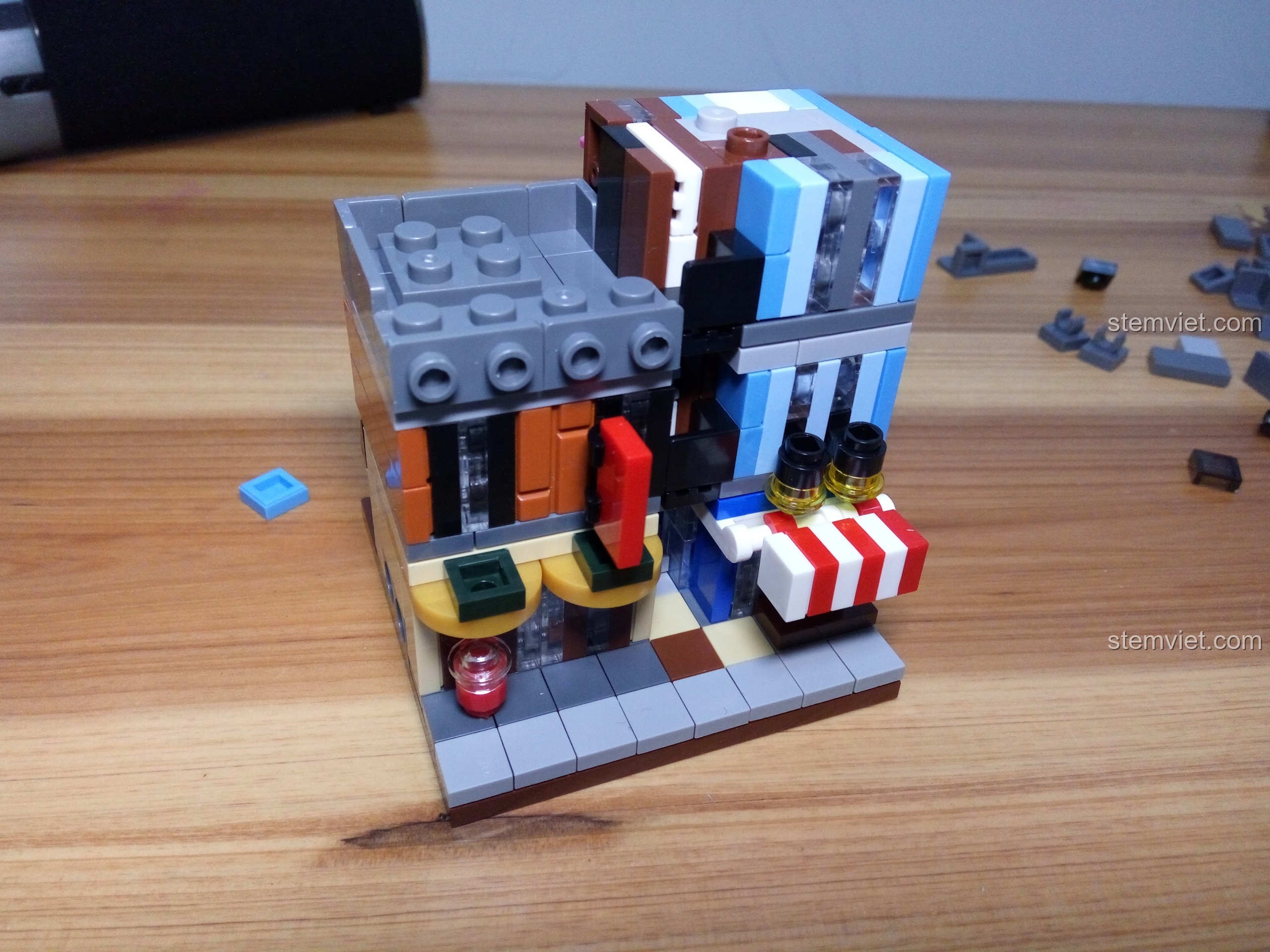 Mô hình Jisi 1115 đã hoàn thành hai tầng, sẵn sàng cho tầng mái. Đánh giá Jisi 1115 Văn phòng Thám tử mini.