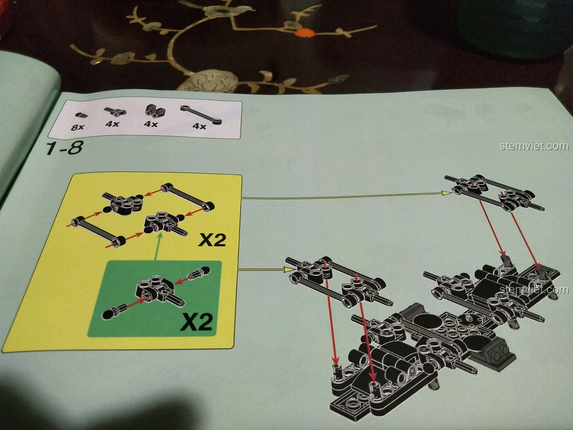 Hoàn thiện phần khung gầm và hệ thống treo phức tạp của bộ đồ chơi xây dựng Xe địa hình 8 bánh Xingbao.