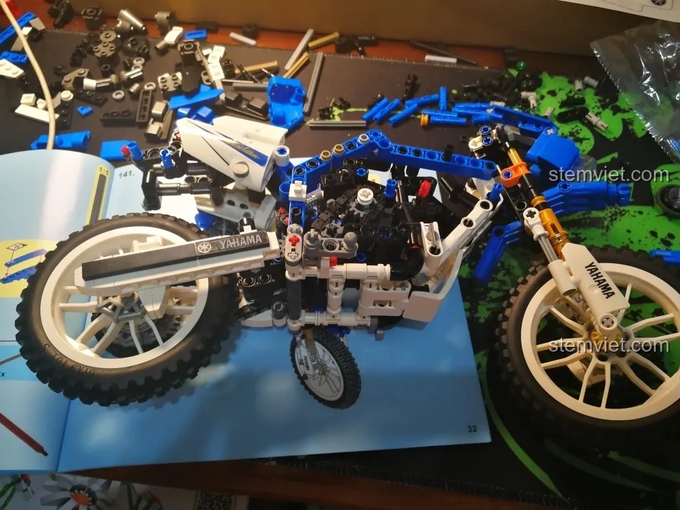 Mô hình xe máy Yamaha Sembo 701702 đã được lắp bánh trước và bánh sau, hoàn thiện phần khung.