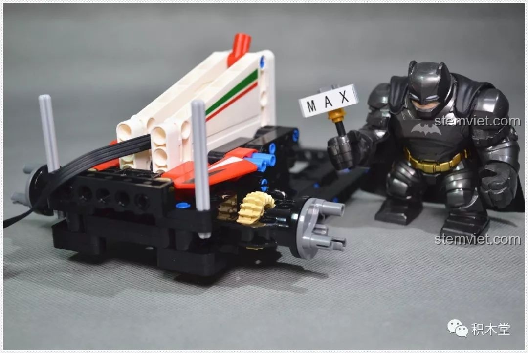 Hoàn thiện khung xe của bộ lắp ráp Mô hình Ferrari F1 RC FRR-F1 xịn giá rẻ.