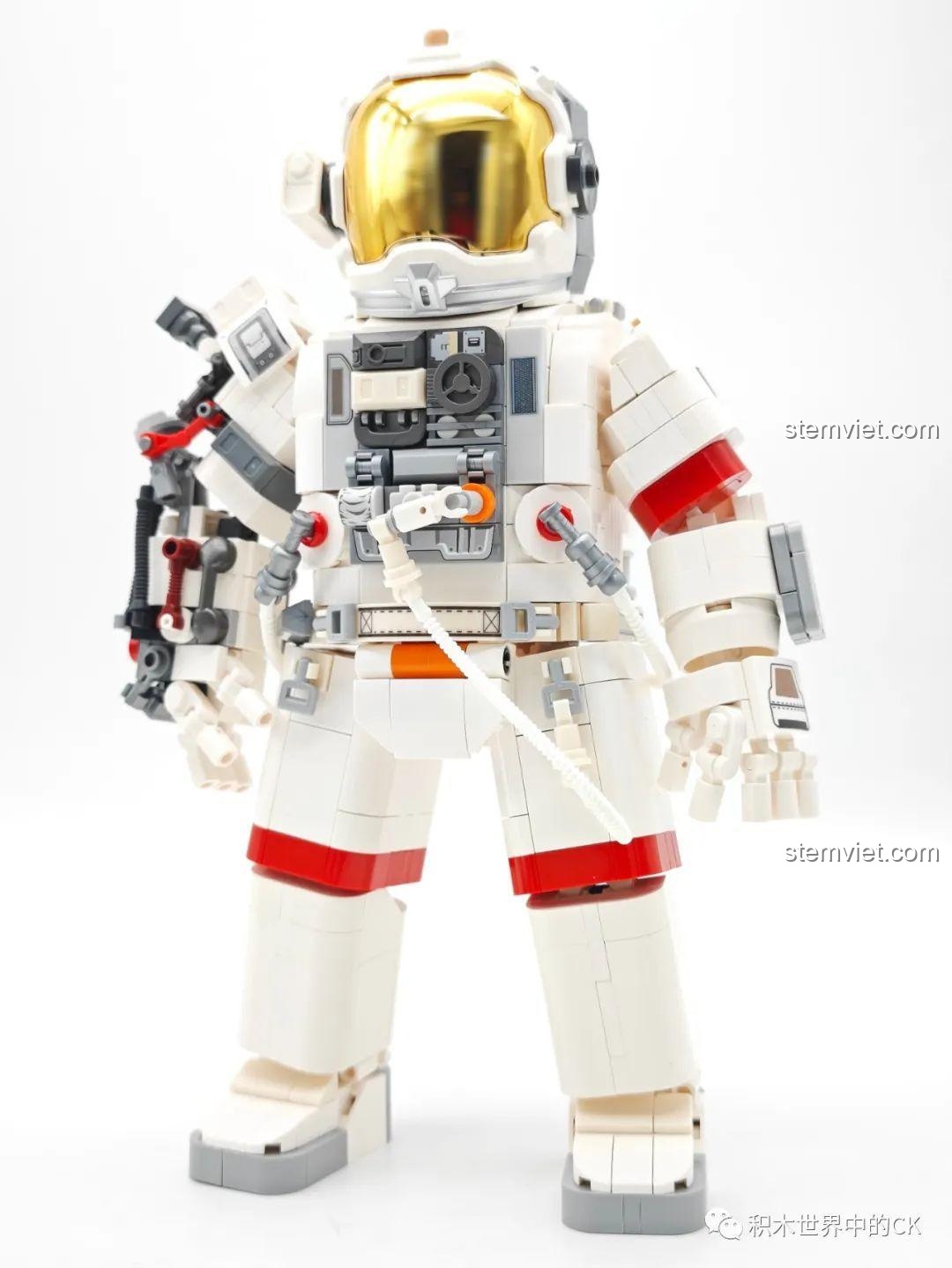 Mô hình Phi hành gia Lưu Lạc Địa Cầu 2 gần hoàn thiện, đang lắp ráp các chi tiết cánh tay máy phức tạp.