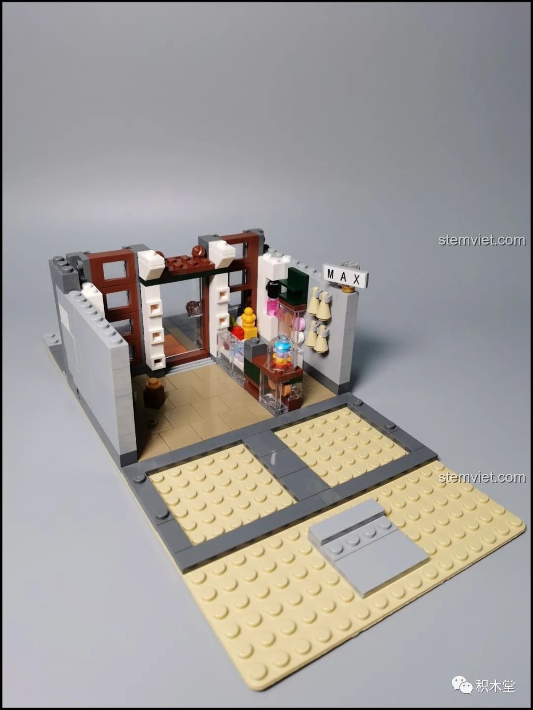 Hoàn thiện phần nội thất tầng 1 của bộ lắp ráp Tòa nhà kiến trúc châu Âu Leier, với nhiều chi tiết nhỏ tinh xảo.