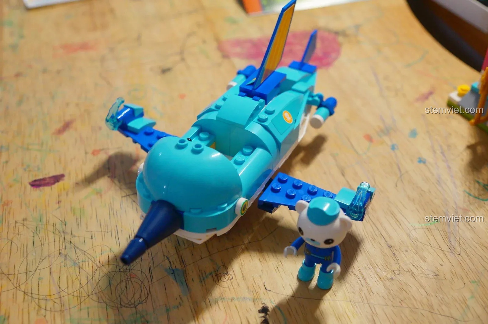 Sản phẩm hoàn thiện của bộ lắp ghép Đồ chơi Biệt đội Octonauts 3702 cùng minifigure Đội trưởng Barnacles.