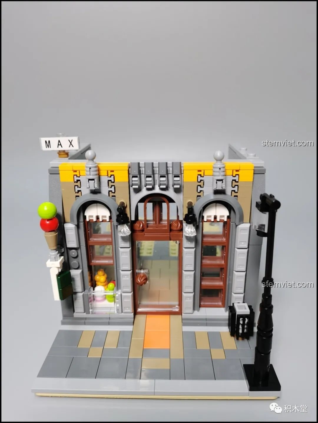 Tầng 1 của Mô hình kiến trúc đường phố 10003 hoàn thiện, với mặt tiền kiến trúc châu Âu cổ điển và cột đèn đường.