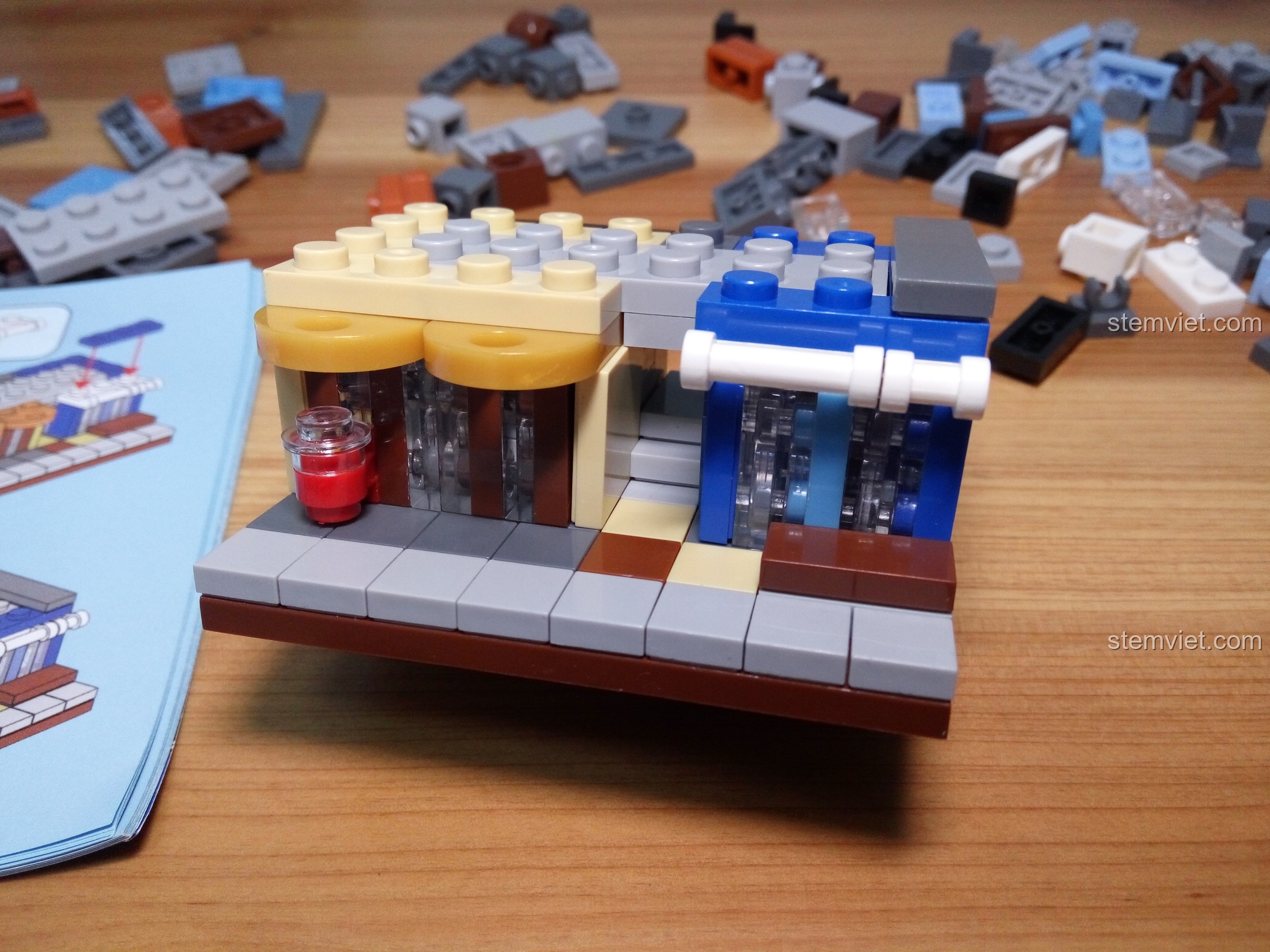 Tầng một của mô hình Jisi 1115 gần hoàn thiện, nổi bật với mái hiên vòm. Trải nghiệm Jisi 1115 Tòa nhà phố mini.