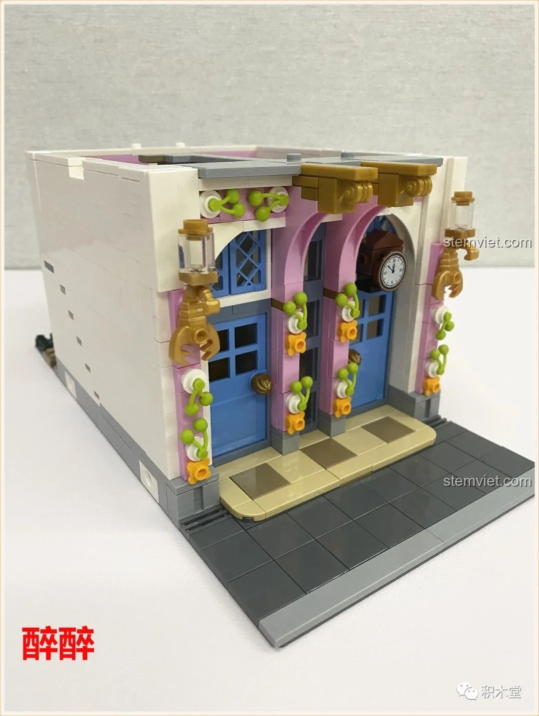 Tầng một của bộ lắp ráp Tiệm Đồng Hồ Của Bác Thợ 10006 đã hoàn thiện, sẵn sàng cho tầng hai.