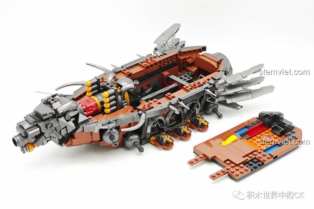 Hoàn thiện phần thân tàu JIESTAR 58036 với phần boong có thể tháo rời, một trải nghiệm lắp ráp thú vị.