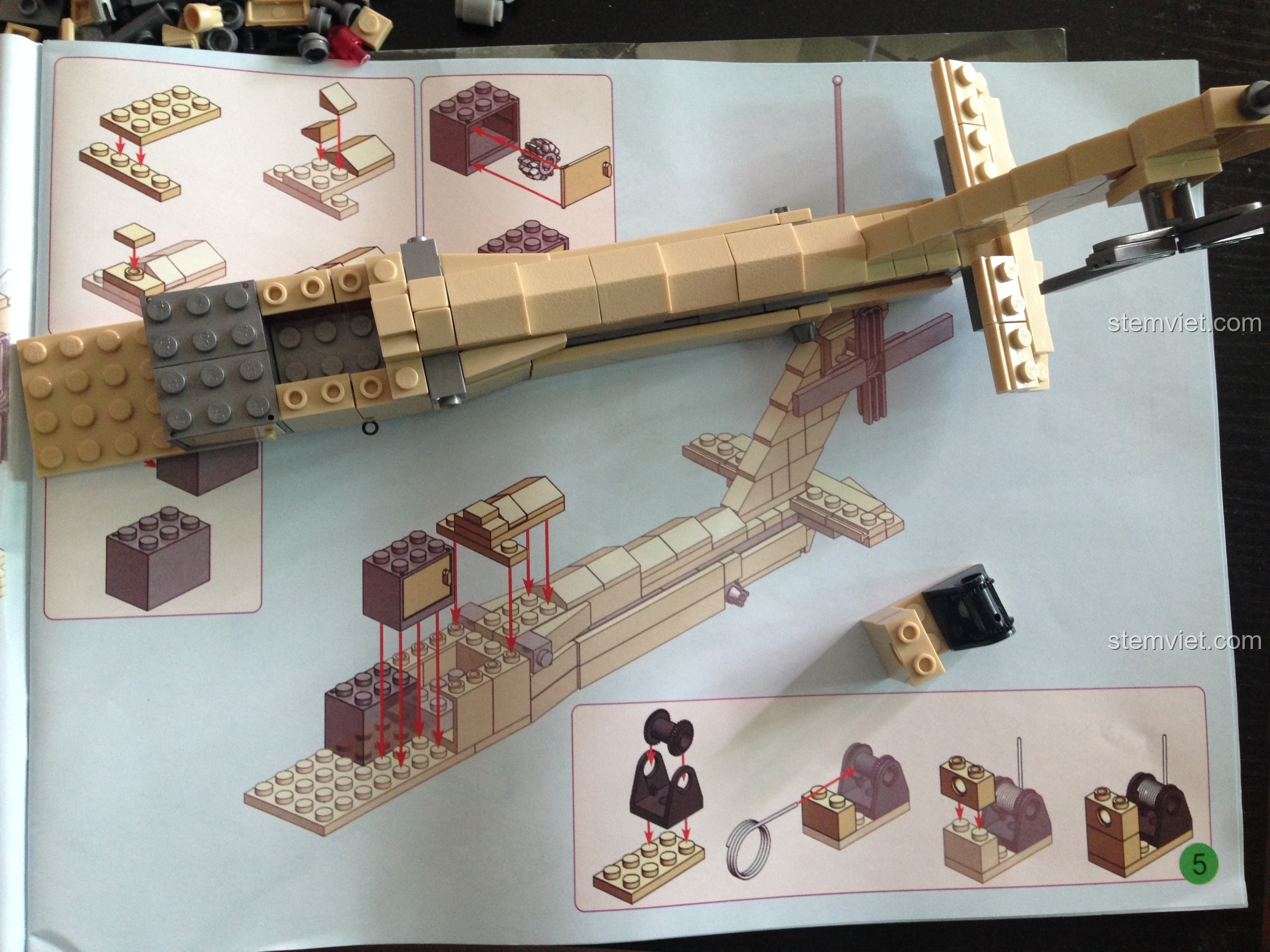 Mô hình Trực thăng tấn công AH-64 Apache đang dần được hoàn thiện phần thân, cho thấy sự phức tạp của thiết kế.