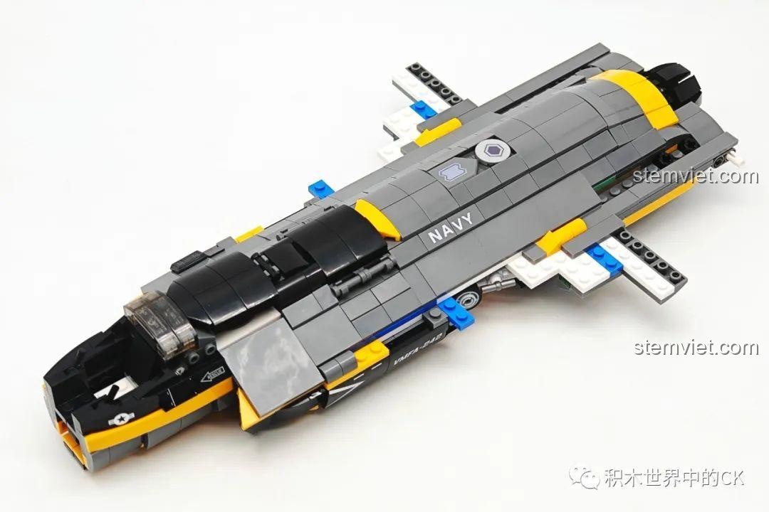 Hoàn thiện phần thân trước của bộ xếp hình Máy bay F-35B cho con trai từ 8 tuổi, các chi tiết được lắp ráp tỉ mỉ.