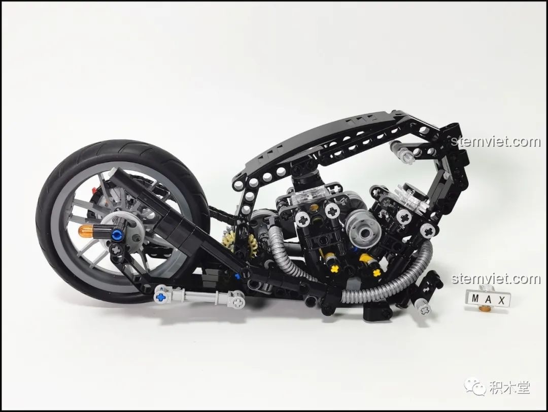 Hoàn thiện phần thân xe bên trái của mô hình xe Harley cổ điển Lucky Star 50024.