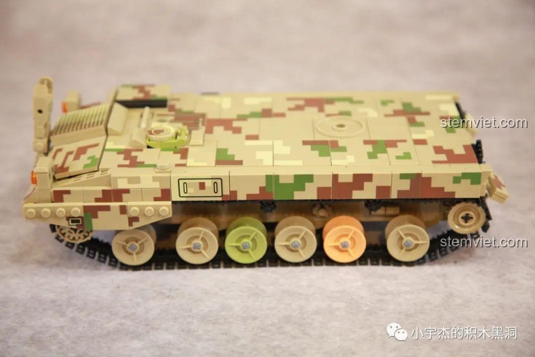 Hoàn thành phần thân xe của bộ Panlos 688008 với lớp vỏ in rằn ri sa mạc hoàn chỉnh.