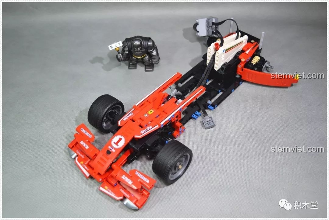 Hoàn thiện thân xe của bộ xếp hình Xe đua điều khiển từ xa 701000 hợp túi tiền.