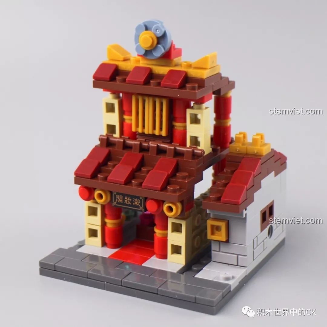 Mô hình Tiệm Vàng Bạc Đá Quý đang được hoàn thiện, một phần của bộ đồ chơi xây dựng Tiệm Vàng Bạc Đá Quý 1101.