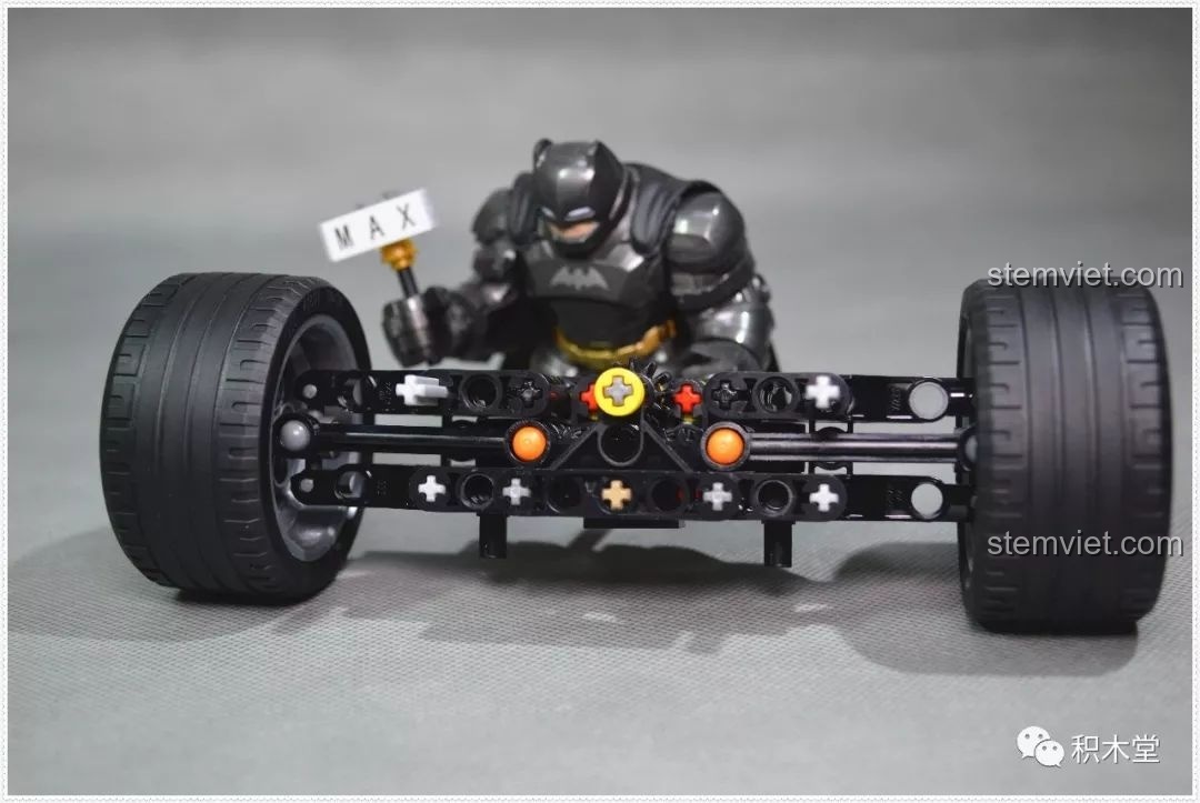 Hoàn thiện trục trước và hệ thống lái của bộ xếp hình Xe đua F1 Ferrari cho trẻ trên 6 tuổi.