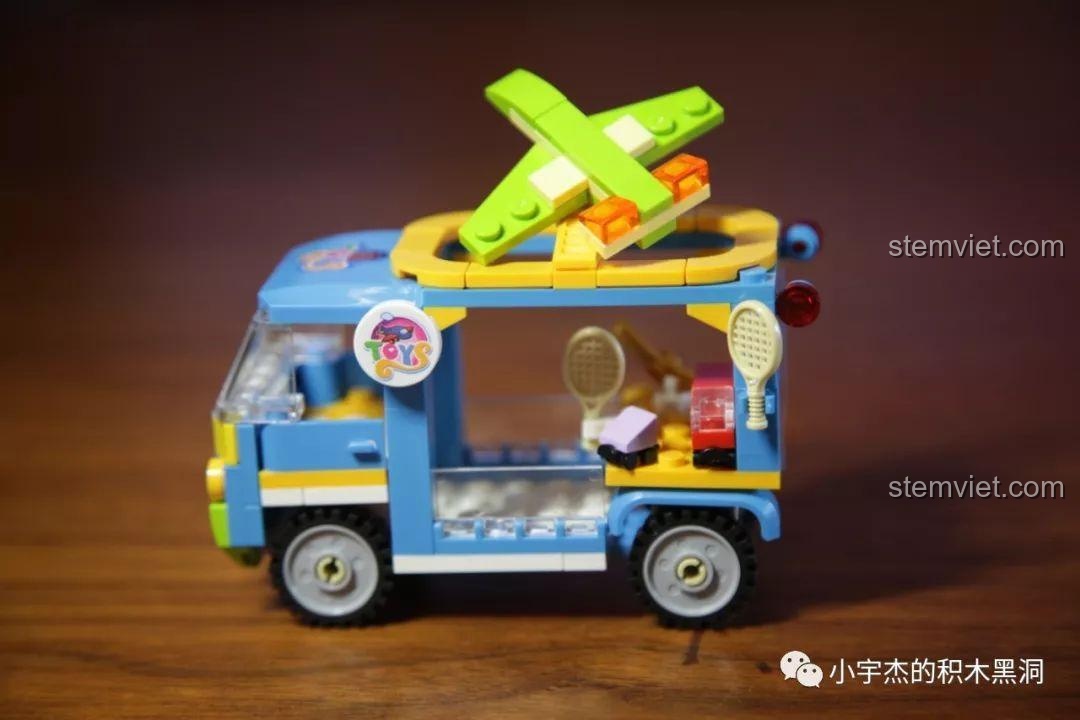 Mô hình Xe bán đồ chơi Sembo 601204 hoàn thiện với chi tiết máy bay trên nóc xe.