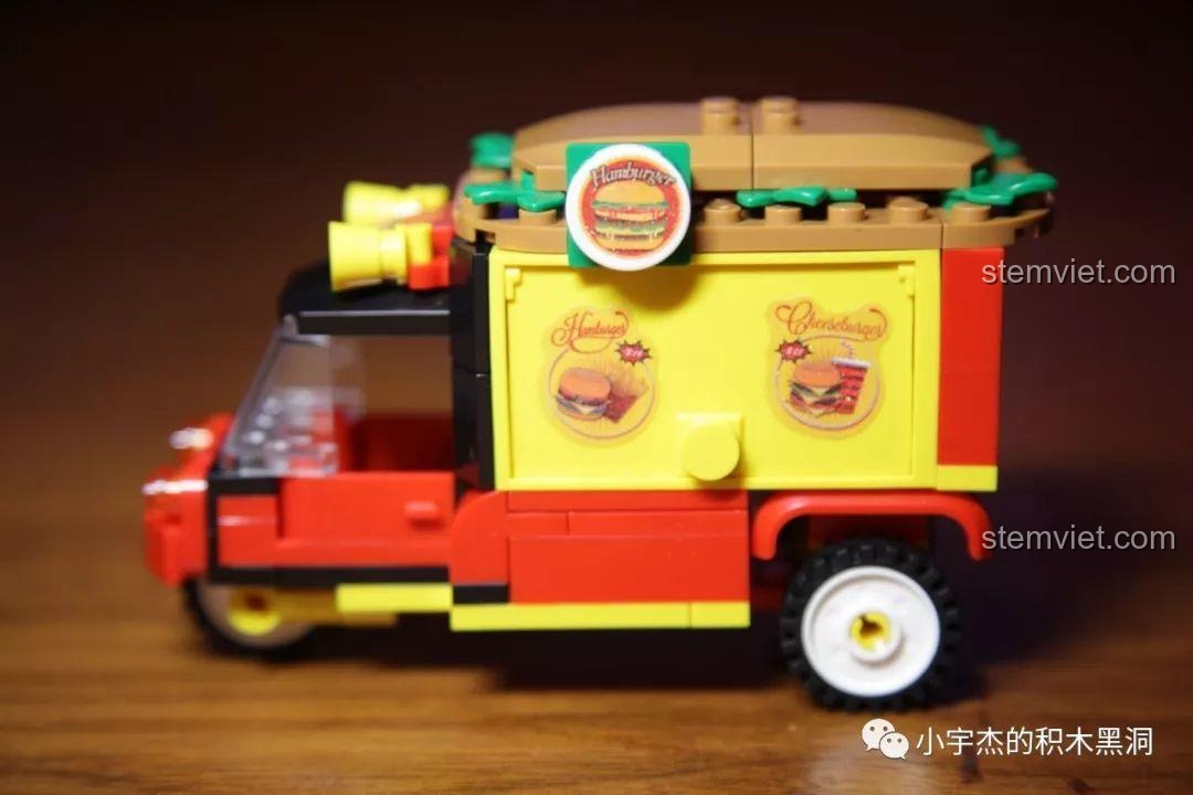 Mô hình Xe bán hamburger Sembo 601206 hoàn thiện với chi tiết bánh hamburger lớn trên nóc.