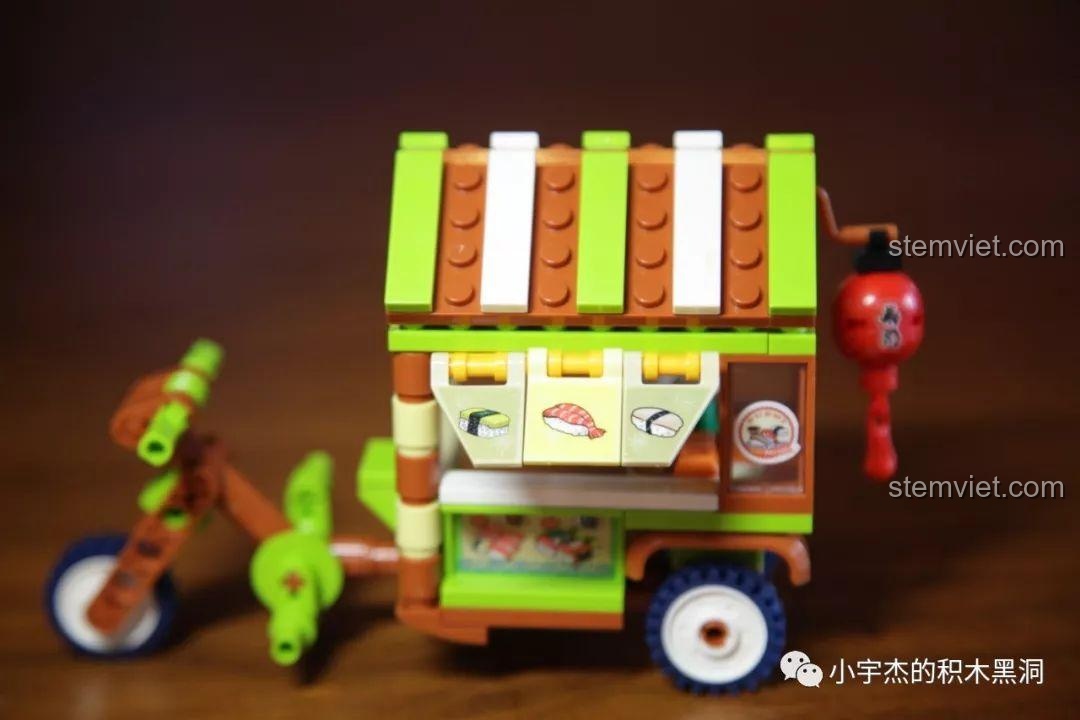 Mô hình Xe bán sushi Sembo 601205 hoàn thiện, nổi bật với đèn lồng đỏ và sticker sushi.