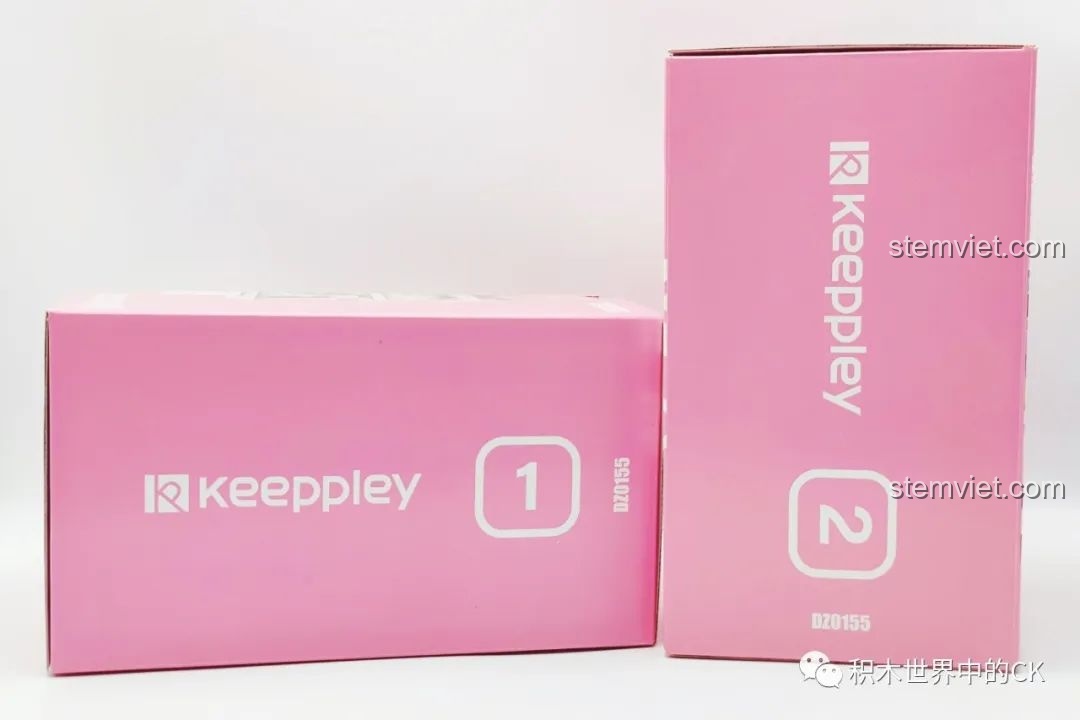 Hai hộp nhỏ bên trong bộ lắp ghép Thế giới âm nhạc của Châu Kiệt Luân DZ0155, được đánh số thứ tự.