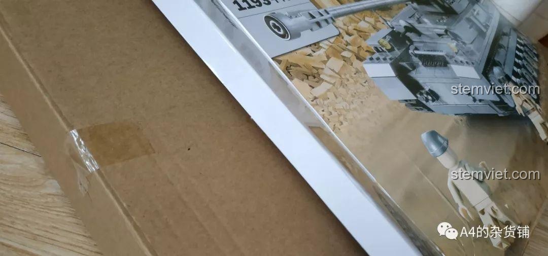 Lớp hộp carton bên trong của bộ lắp ráp Xe tăng chiến đấu hạng trung KAZI KY82010, cho thấy sự cẩn thận trong đóng gói.