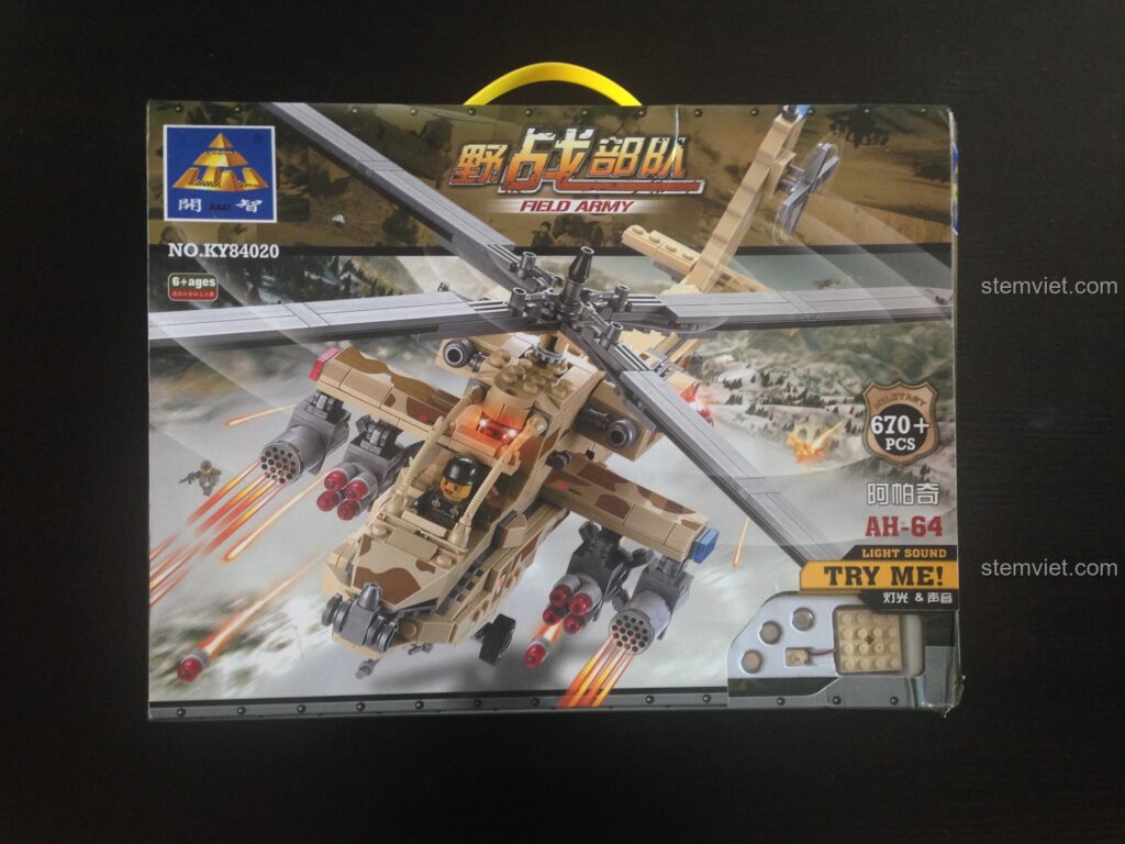 Mặt trước hộp bộ lắp ráp Trực thăng tấn công AH-64 Apache KY84020, hiển thị mô hình hoàn chỉnh và số lượng 658+ mảnh ghép.