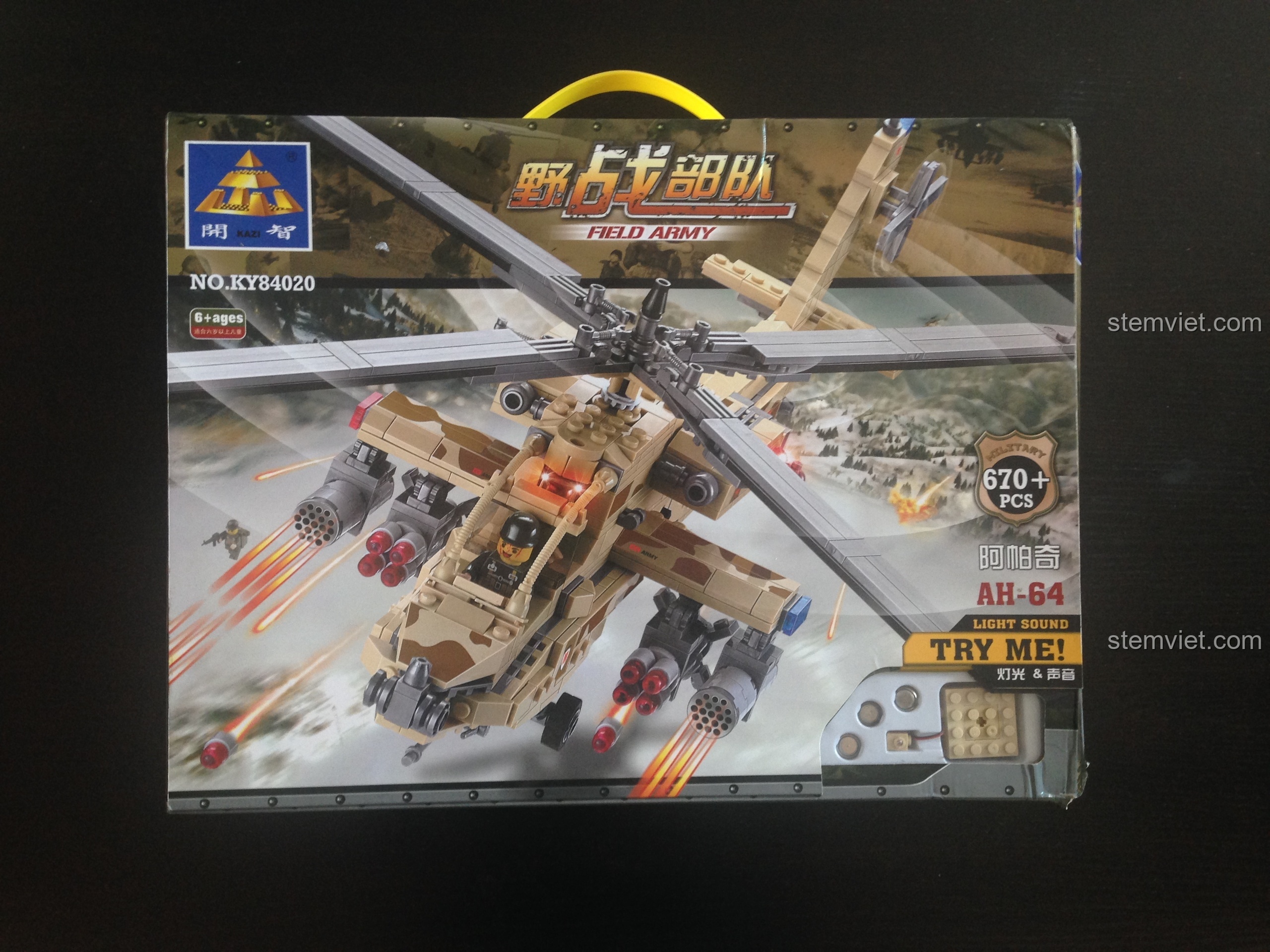 Mặt trước hộp bộ lắp ráp Trực thăng tấn công AH-64 Apache KY84020, hiển thị mô hình hoàn chỉnh và số lượng 658+ mảnh ghép.