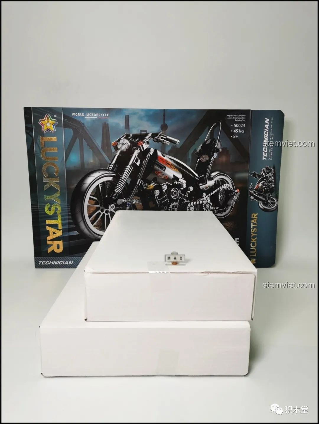 Hai hộp carton trắng bên trong hộp lớn của bộ xếp hình Harley-Davidson Knuckle Chopper 50024.