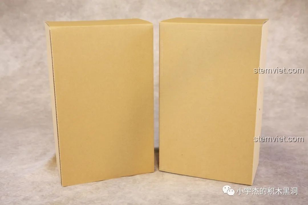 Hai hộp carton không đánh số bên trong hộp lớn của bộ lắp ráp Tượng Phi hành gia JK9106.