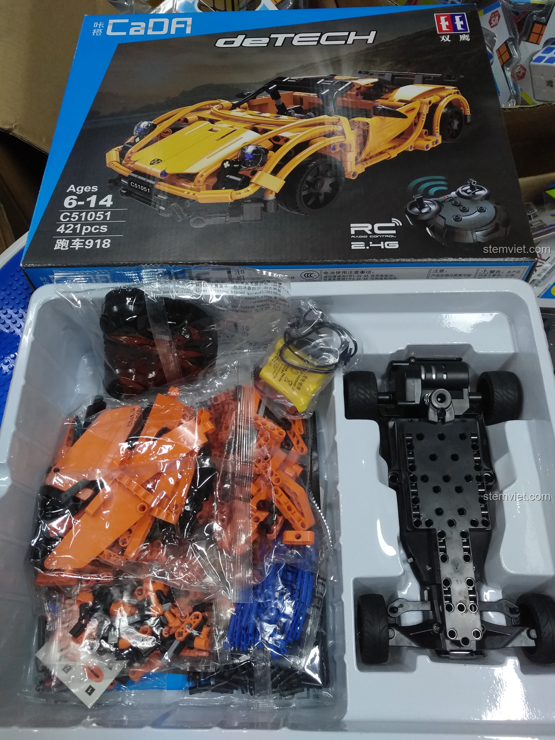 Hộp đồ chơi lắp ghép Xe Porsche 918 điều khiển từ xa C 51051 của hãng CaDA, món quà lý tưởng cho bé trai 6 tuổi.