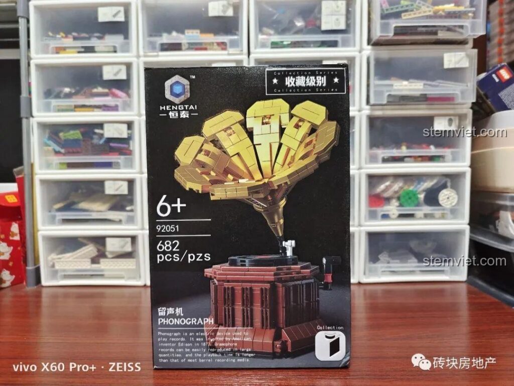 Mặt trước hộp đồ chơi lắp ráp Máy hát đĩa than Hengtai 92051 với 682 chi tiết, phù hợp cho trẻ từ 6 tuổi.