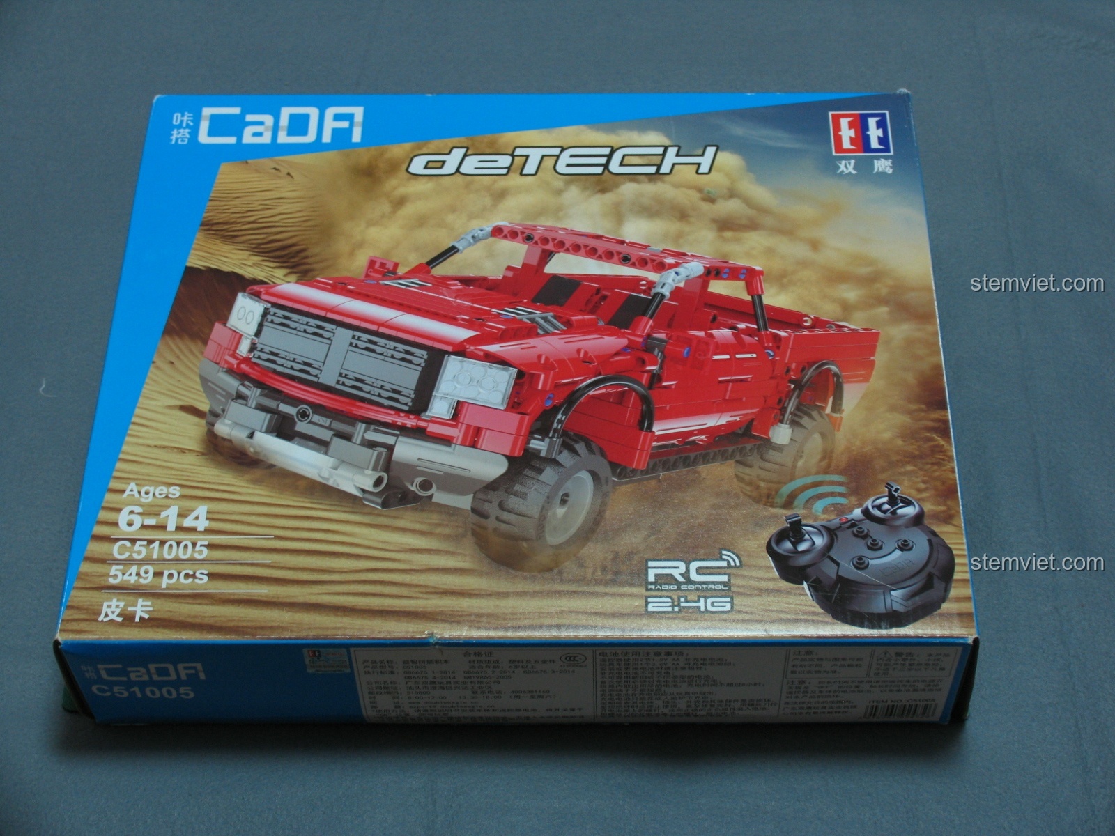 Hộp đồ chơi lắp ráp CaDA C51005 Xe Bán Tải Đỏ với hình ảnh xe hoàn chỉnh, thông tin số chi tiết và độ tuổi khuyến nghị.
