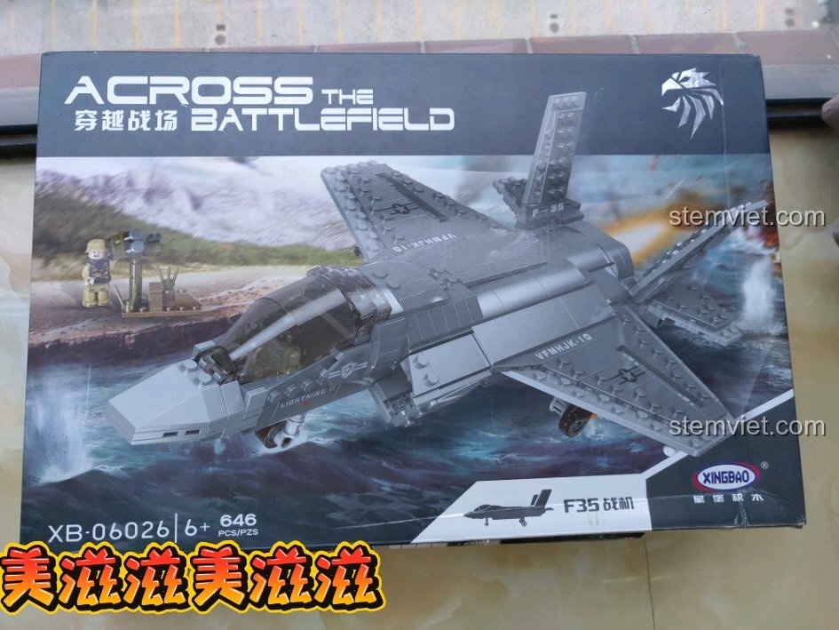 Hộp đồ chơi lắp ghép Xingbao XB06026 mô hình F-35 Lightning II. Vỏ hộp có hình ảnh sản phẩm hoàn thiện và logo Xingbao.