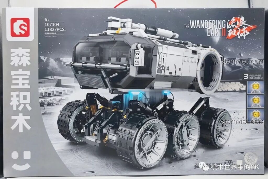 Mặt trước hộp đồ chơi xây dựng Xe Căn Cứ Di Động Mặt Trăng SEMBO 107104 với hình ảnh mô hình hoàn chỉnh trên nền Mặt Trăng.
