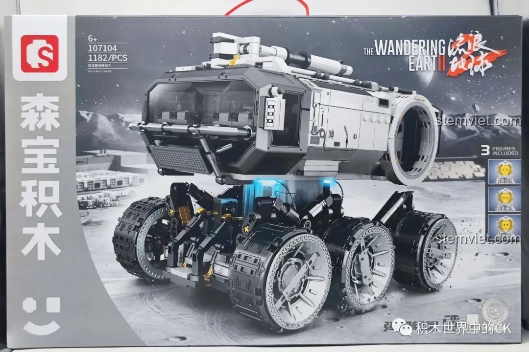 Mặt trước hộp đồ chơi xây dựng Xe Căn Cứ Di Động Mặt Trăng SEMBO 107104 với hình ảnh mô hình hoàn chỉnh trên nền Mặt Trăng.