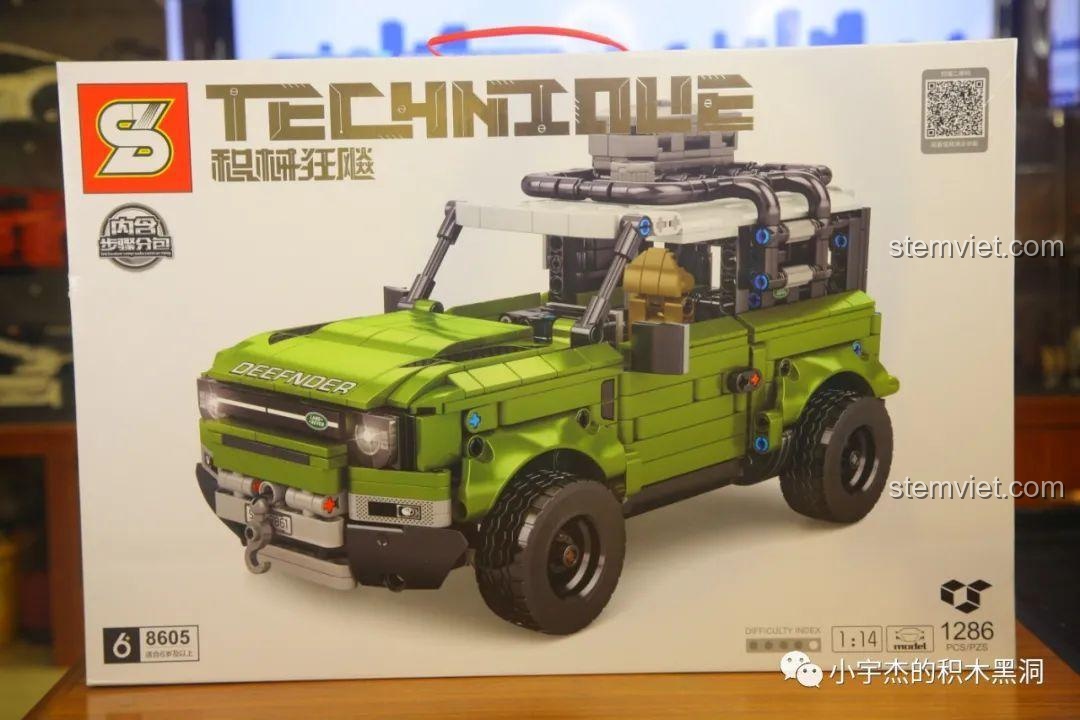 Mặt trước hộp đồ chơi lắp ghép Xe Land Rover Defender dã chiến 8605 của SY Block, hiển thị mô hình màu xanh lá cây.