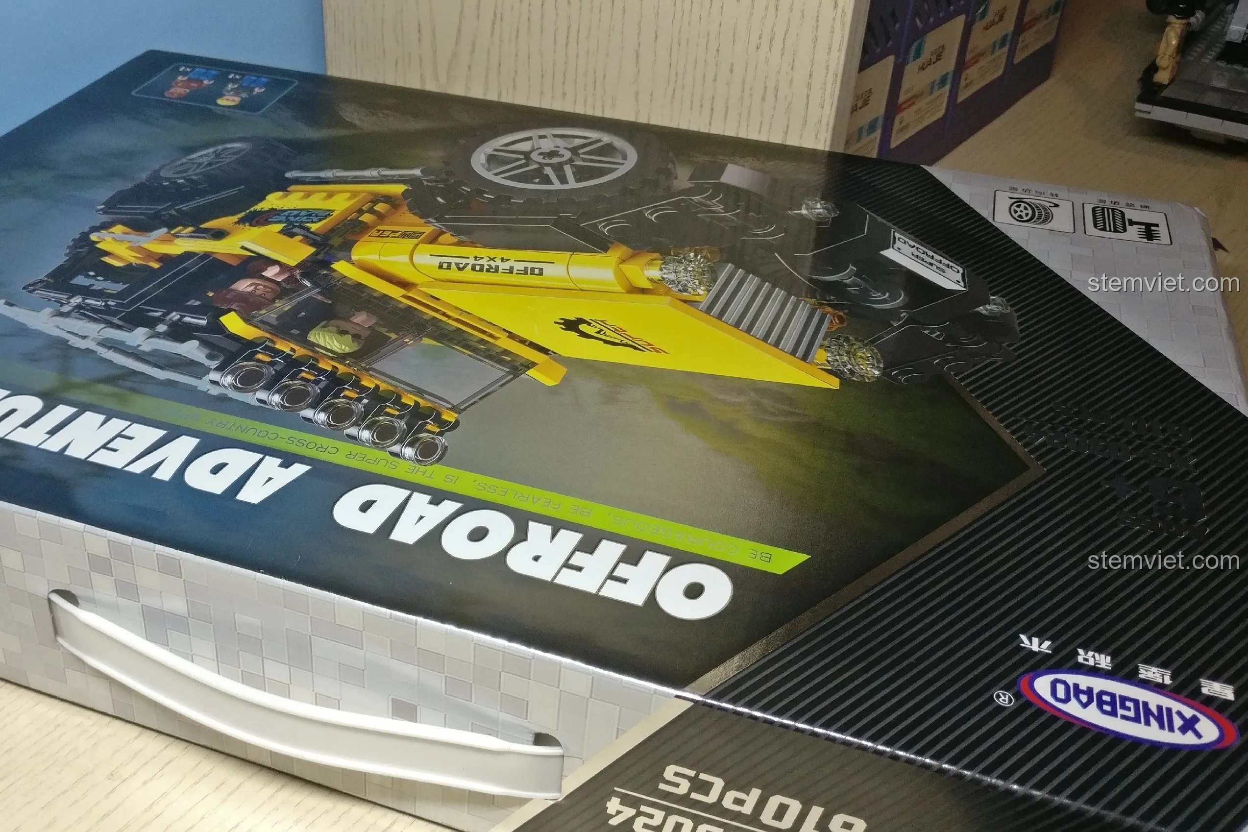 Hộp đồ chơi xây dựng Mô hình xe Jeep XB03024 với quai xách tiện lợi, thiết kế hiện đại và bắt mắt, phù hợp làm quà tặng.