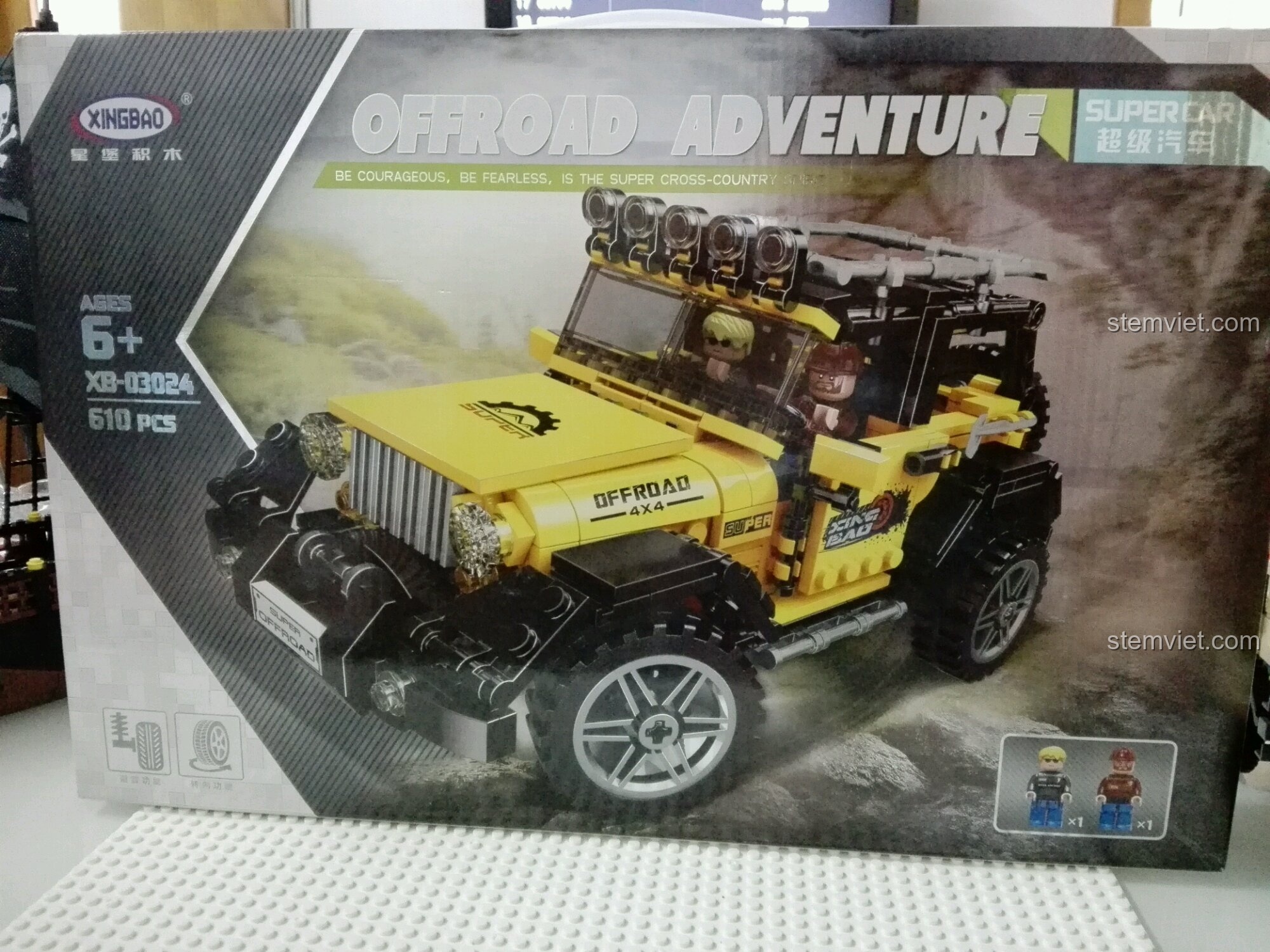 Mặt trước hộp đồ chơi xếp hình Xingbao XB-03024 đáng tiền, hình ảnh chiếc xe Jeep địa hình màu vàng cực ngầu và hầm hố.