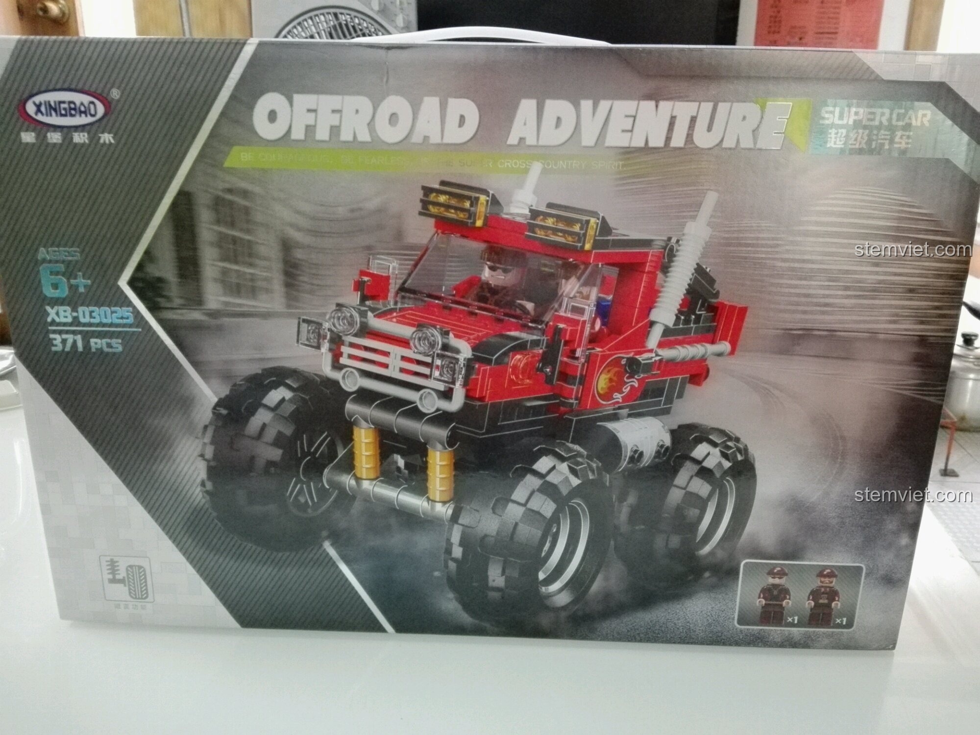 Mặt trước hộp đồ chơi lắp ráp Xe Bán Tải Địa Hình Quái Vật Xingbao XB-03025, thể hiện hình ảnh xe hầm hố.