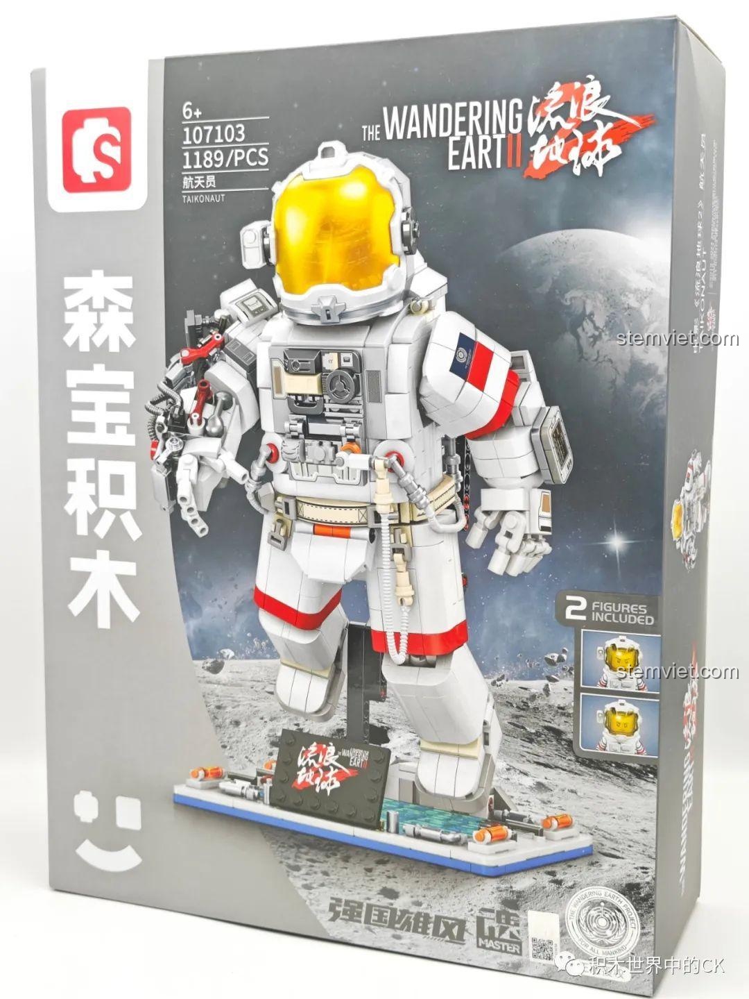 Hộp của bộ xếp hình Figure Phi hành gia SEMBO 107103 với hình ảnh mô hình hoàn thiện trên nền mặt trăng, cực kỳ ấn tượng.