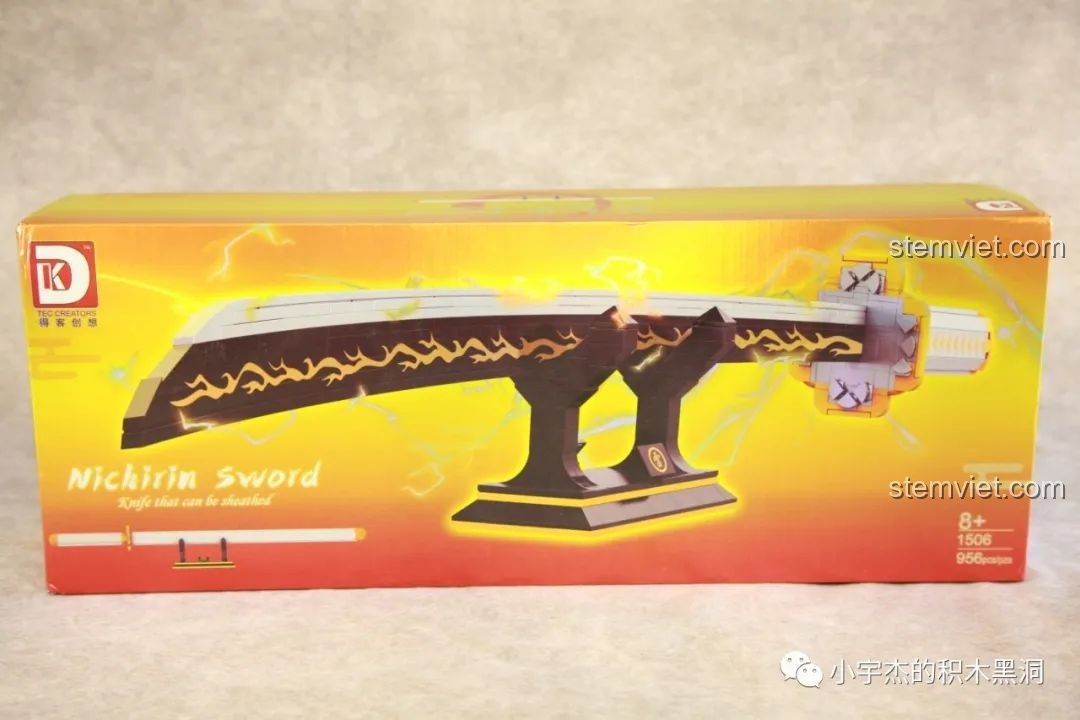 Hộp của bộ xếp hình Nhật Luân Kiếm của Agatsuma Zenitsu 1506, thiết kế màu vàng cam rực rỡ, hình ảnh sản phẩm sắc nét.