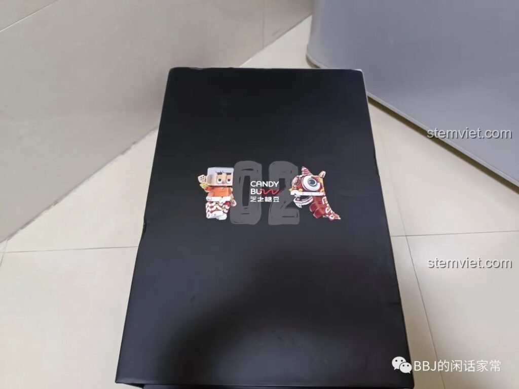 Hộp đựng màu đen sang trọng của bộ lắp ráp Figure DOKI Đầu Lân 860966, một phần trong bài review chi tiết.