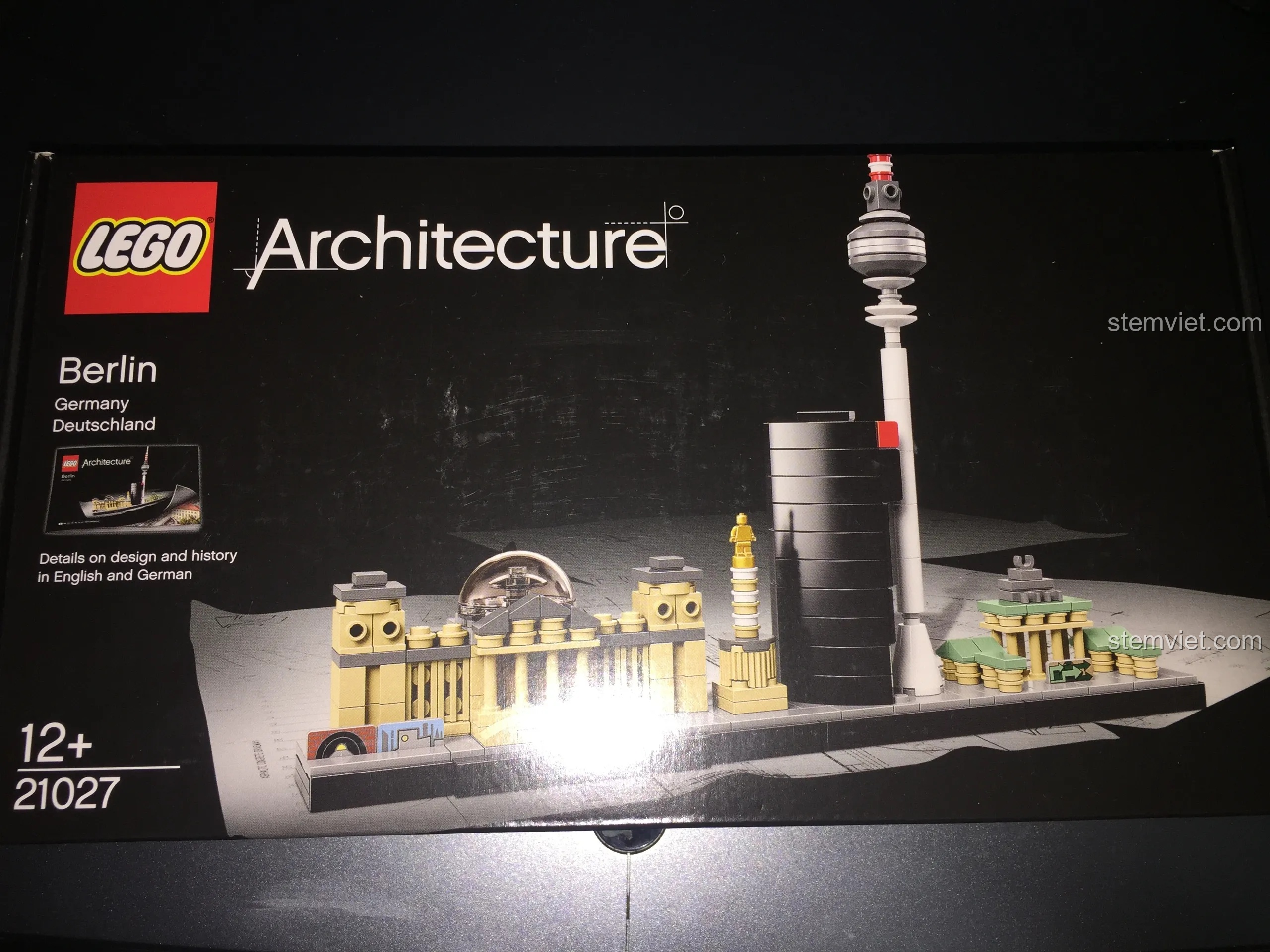 Hộp của bộ LEGO Architecture 21027 Berlin, một phần trong bộ sưu tập các thành phố nổi tiếng thế giới của người viết.