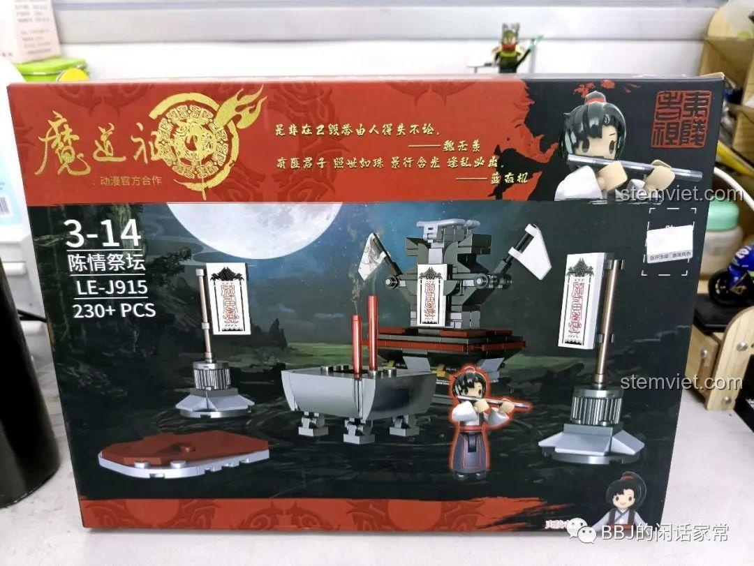 Mặt trước hộp bộ lắp ráp Leier 915 Ma Đạo Tổ Sư: Tế Đàn Trần Tình với hình ảnh Ngụy Vô Tiện và mô hình hoàn chỉnh.