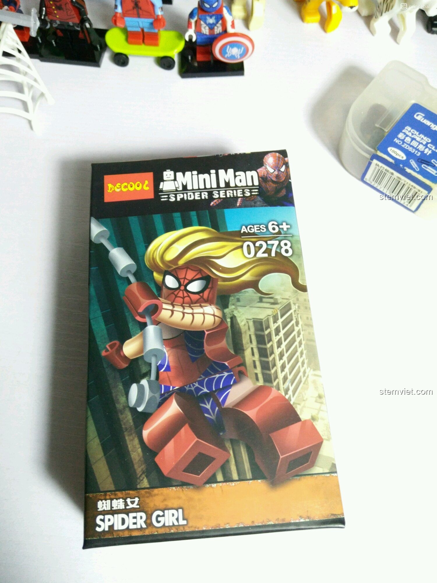 Hộp của minifigure Spider Girl Decool 0278, một nhân vật nữ trong vũ trụ Người Nhện. Review đồ chơi lắp ráp cho bé gái.