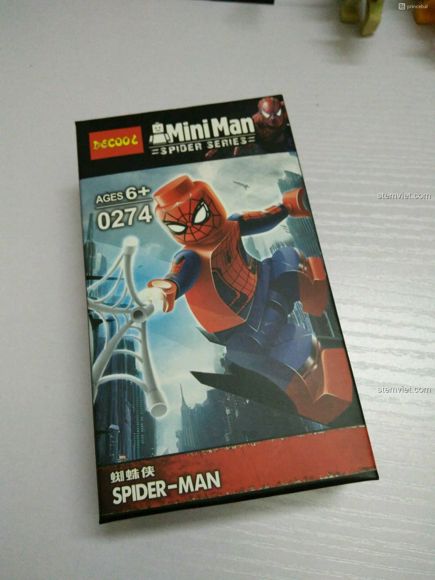 Hộp của minifigure Spider-Man Decool 0274, phiên bản Người Nhện cổ điển. Cảm nhận về đồ chơi lắp ráp an toàn cho trẻ.