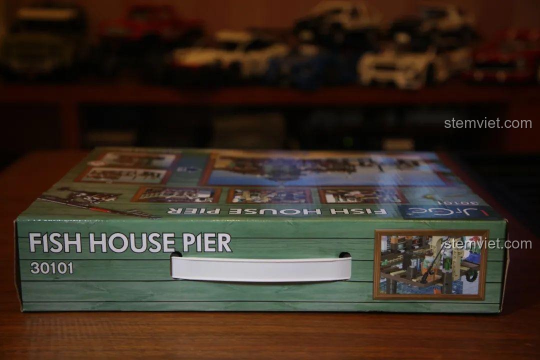 Hộp bộ đồ chơi mô hình Cầu Tàu Đánh Cá có quai xách tiện lợi, dễ dàng mang đi hoặc làm quà tặng.