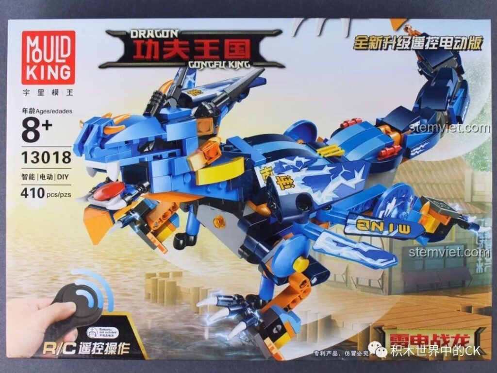 Mặt trước hộp đồ chơi lắp ráp Mould King 13018 Rồng Sét Vương Quốc Kung Fu, hình ảnh rồng máy màu xanh dương dũng mãnh.