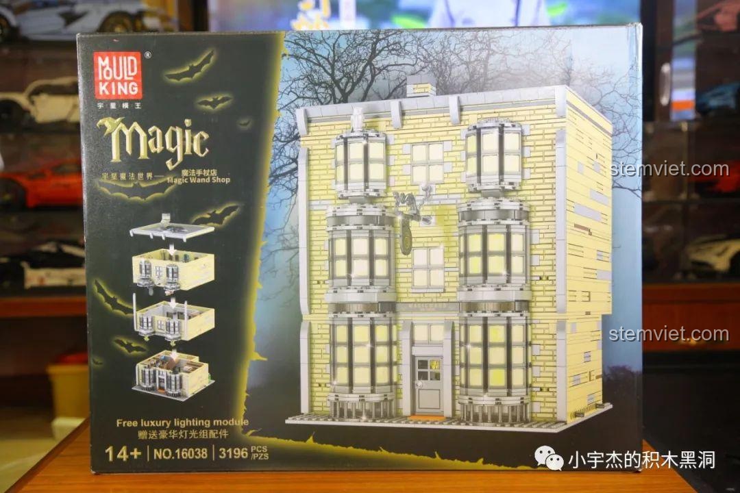 Mặt trước hộp bộ đồ chơi lắp ráp Mould King 16038 Cửa hàng Đũa phép Ollivanders với hình ảnh mô hình hoàn chỉnh.